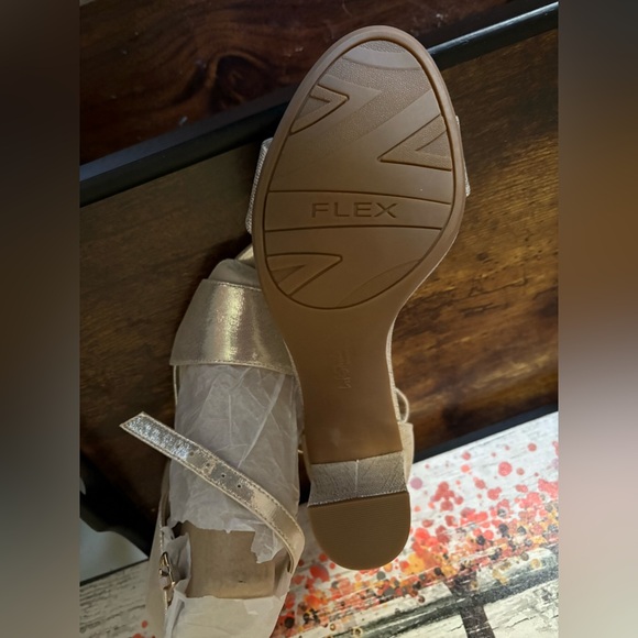 New- Life Stride Women's Metallic 3 in Heels
women’s 10.5 WIDE Holiday Heels - Picture 6 of 9